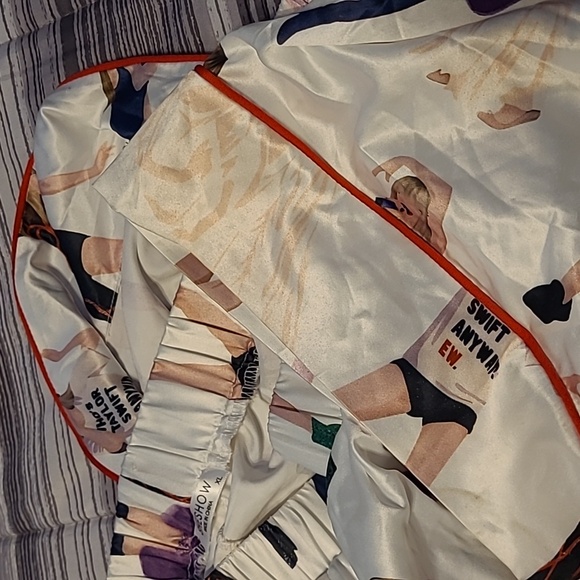 Taylor Swift SheShow Satin Pajama Set Wmn XL Lover Era White Colorful Sleepwear - Picture 14 of 14